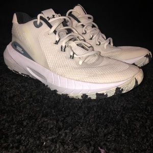 Under Armour HOVR Breakthru Women's Basketball Shoes White/Black Size 10